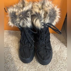 Moon boot, black with faux fur top